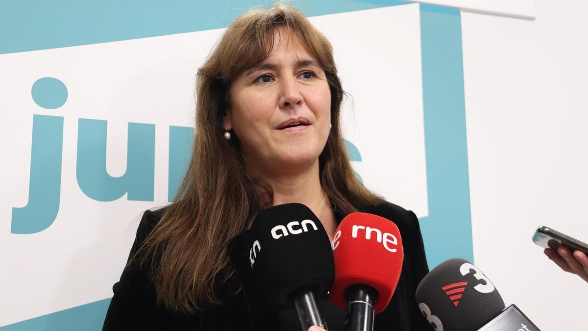 La presidenta del Parlament, Laura Borràs, atenent als mitjans de comunicació des de la seu de JxCat