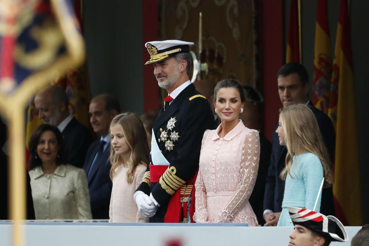 Don Felipe y Doña Letizia con la Princesa Leonor y la Infanta Sofía presiden el desfile militar