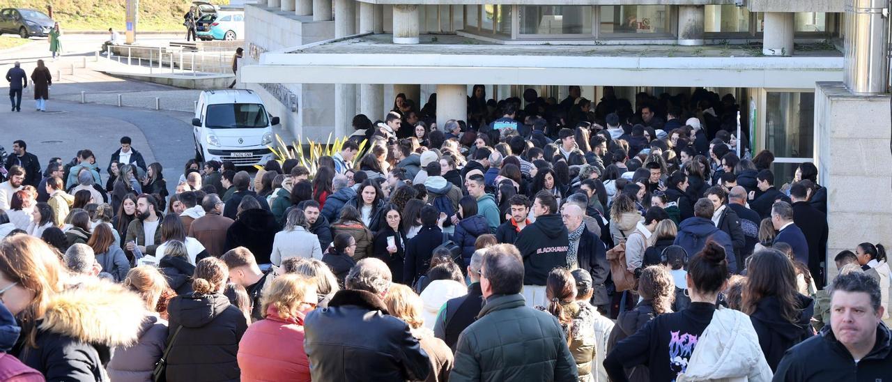 Entrada a los exámenes en la Facultad de Económicas.