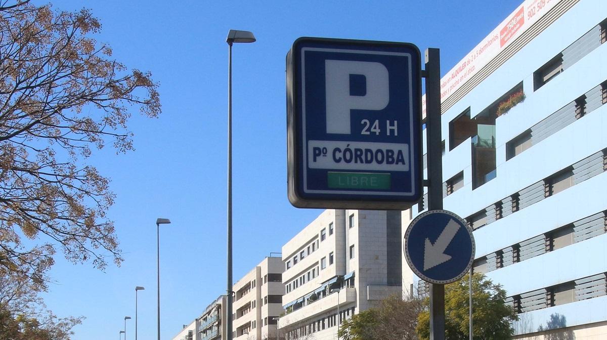 Señalización de la entrada al aparcamiento subterráneo del Vial Norte en Córdoba.