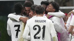 Los jugadores del Real Madrid celebran el tercer gol, obra de Bellingham, ante el Atalanta.