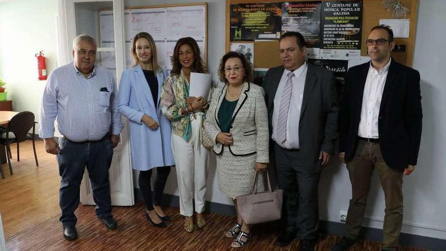 El edil Carlos Capos, Marta Fernández, Marisol Díaz con Marita Souto y el presidente de Limiar. // J.Regal