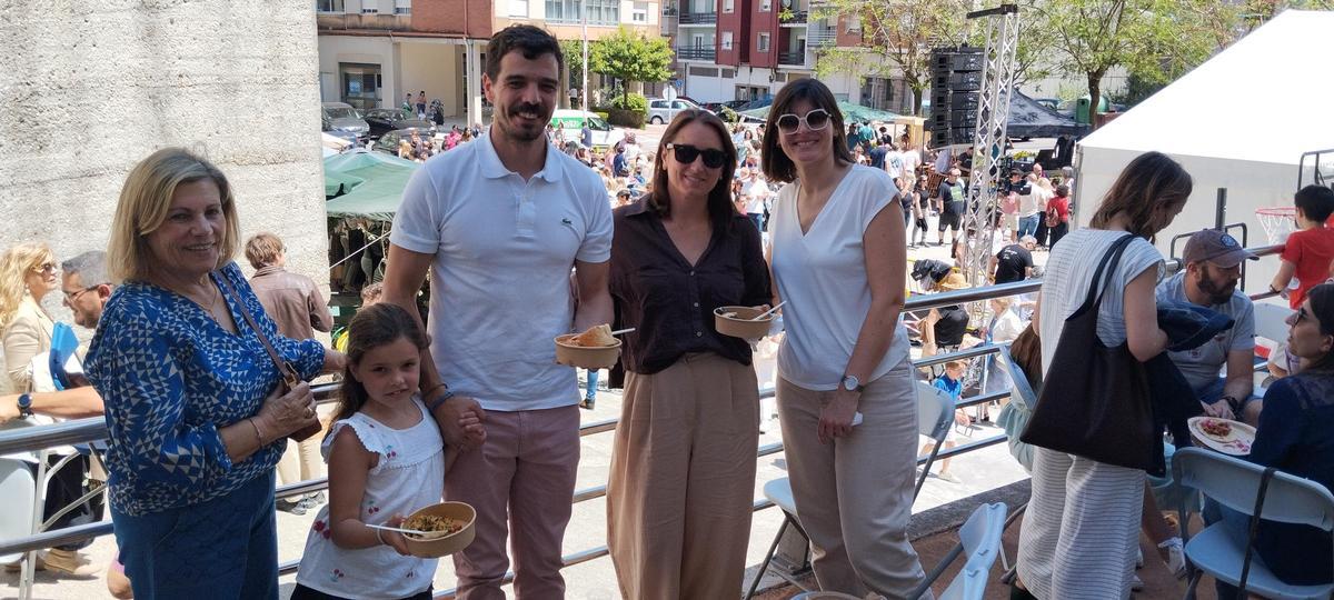 Marta posa con su familia mientras sus hermanos juegan.