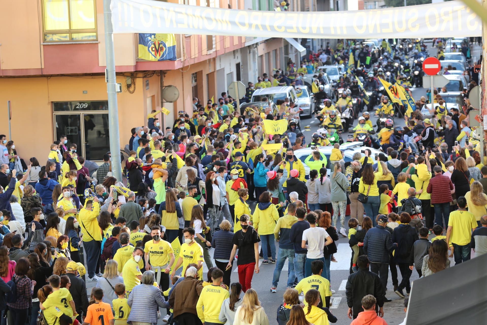 La 'marea grogueta' lleva en volandas al Villarreal hasta La Cerámica