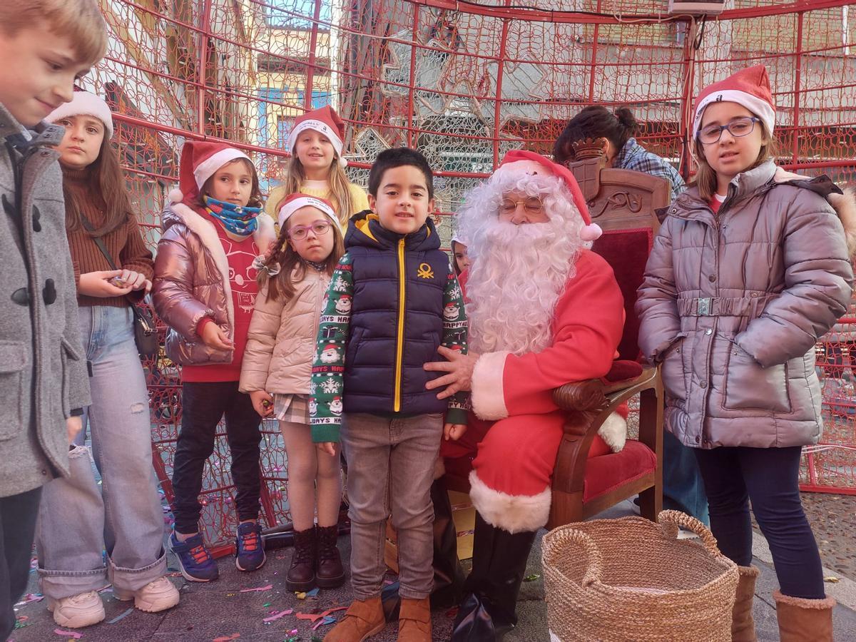 Papá Noel, con los niños.