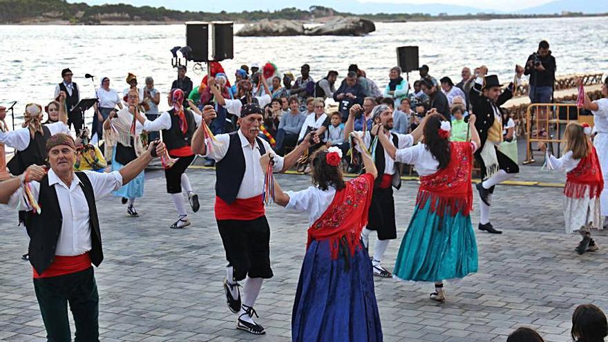 El grup de danses La Farandola ballant el ball de Gitanes