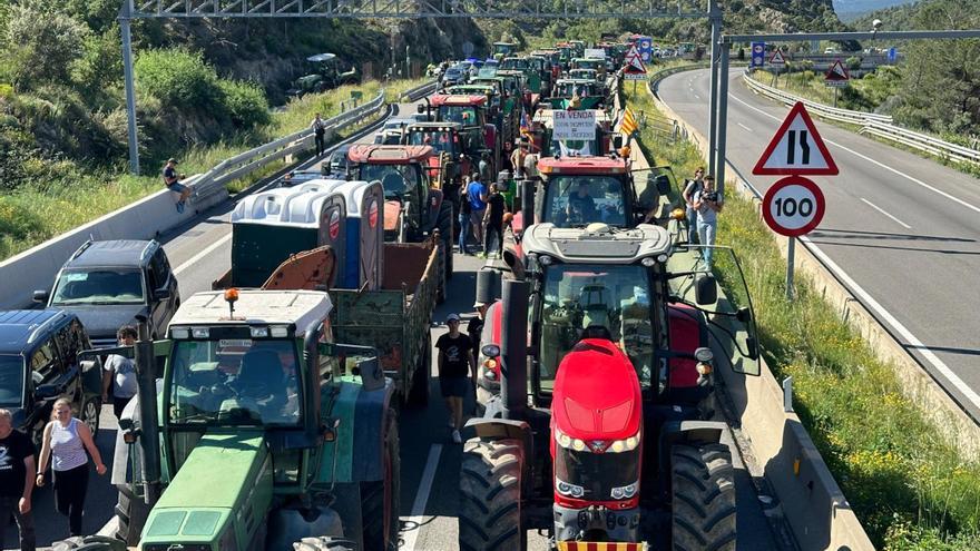 Més d&#039;un centenar de tractors bloquegen l&#039;AP-7 a la Jonquera