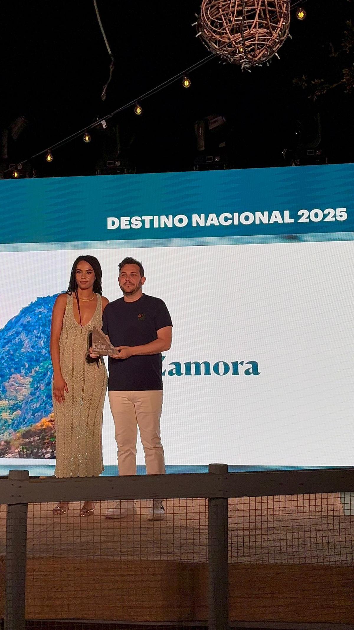 Víctor López de la Parte recoge la nominación de Zamora como mejor destino nacional.