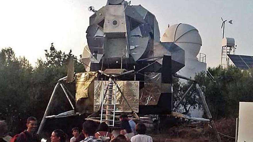 Visitantes del OAM hacen cola para poder ver la rÃ©plica del mÃ³dulo lunar.