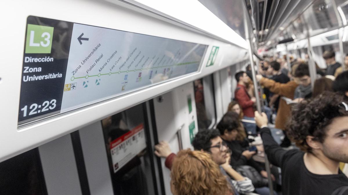 Interior de un tren de la L3 del metro de Barcelona