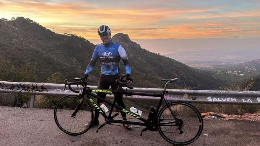 El ciclista invidente Rubén Capdevila logró el reto solidario de ascender el equivalente al Everest en el Desert de les Palmes