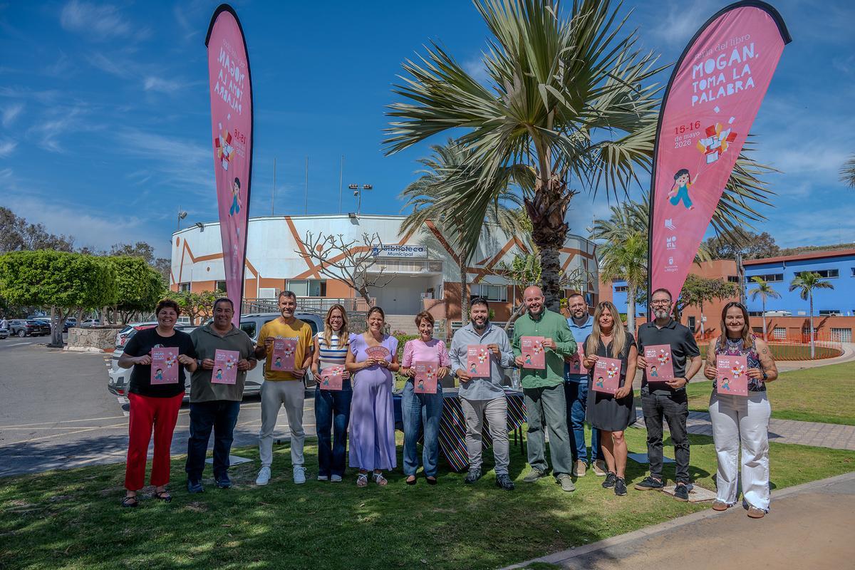 La alcaldesa Onalia Bueno junto a sus concejales, personal de bibliotecas municipales e integrantes de las productoras que trabajan en la organización de la programación.