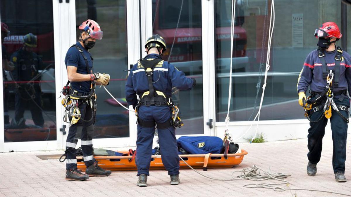 Bomberos de Las Palmas de Gran Canaria durante un ejercicio en altura.