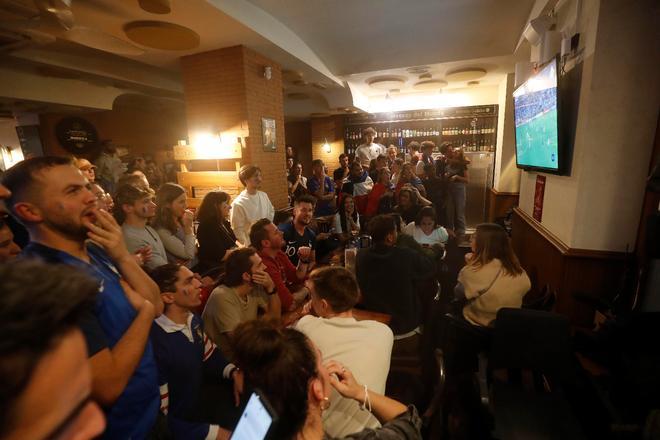 Aficionados franceses en València tras la derrota de su selección