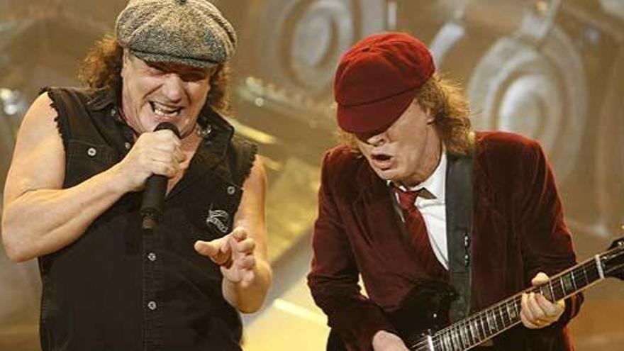 Brian Johnson y el guitarrista, Angus Young, componentes de AC/DC, durante un concierto en Madrid en 2009