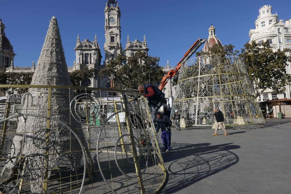 Montaje del árbol de navidad del Ayuntamiento de València