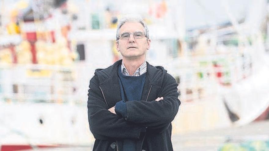 Juan Carlos Corrás, presidente de la lonja, en el muelle pesquero de A Coruña.