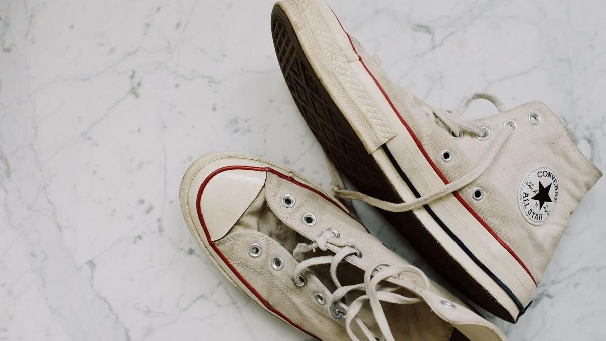 CÓMO LIMPIAR CONVERSE BLANCAS | El sorprendente truco con pasta de dientes para limpiar las zapatillas blancas de tela