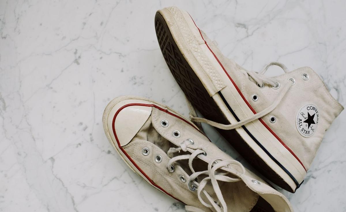 COMO LIMPIAR CONVERSE BLANCAS El sorprendente truco con pasta de dientes para limpiar las zapatillas blancas de tela