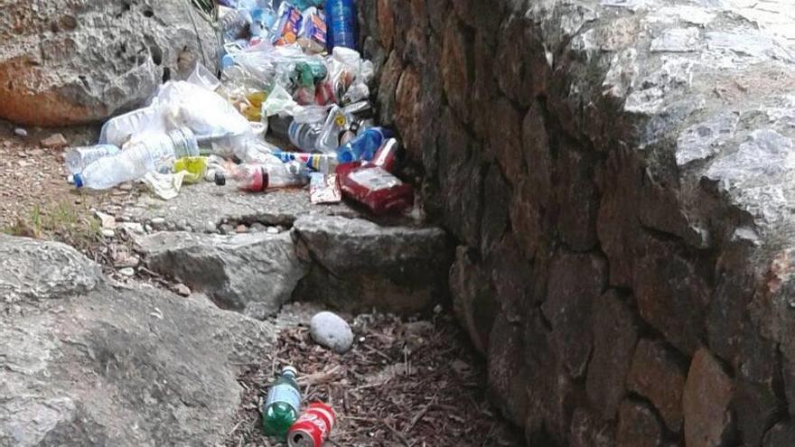 Basura acumulada junto al escenario al aire libre que se encuentra al principio del torrente.