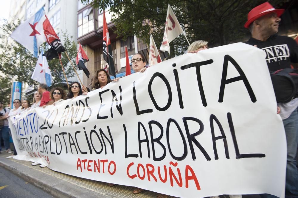 Unas 300 personas se manifiestan en apoyo a los trabajadores del centro coruñés, que realizarán una huelga de 24 horas el lunes