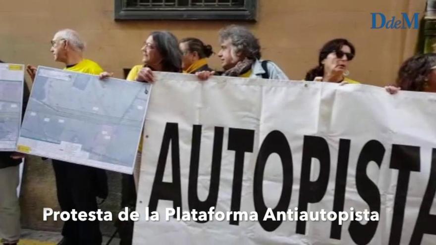 La Plataforma Antiautopista protesta ante Francina Armengol y José Luis Ábalos en un acto del PSOE en Palma