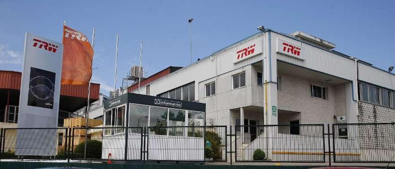 Imagen de la fachada de uno de los centros de TRW Automotive en el parque de O Caramuxo.