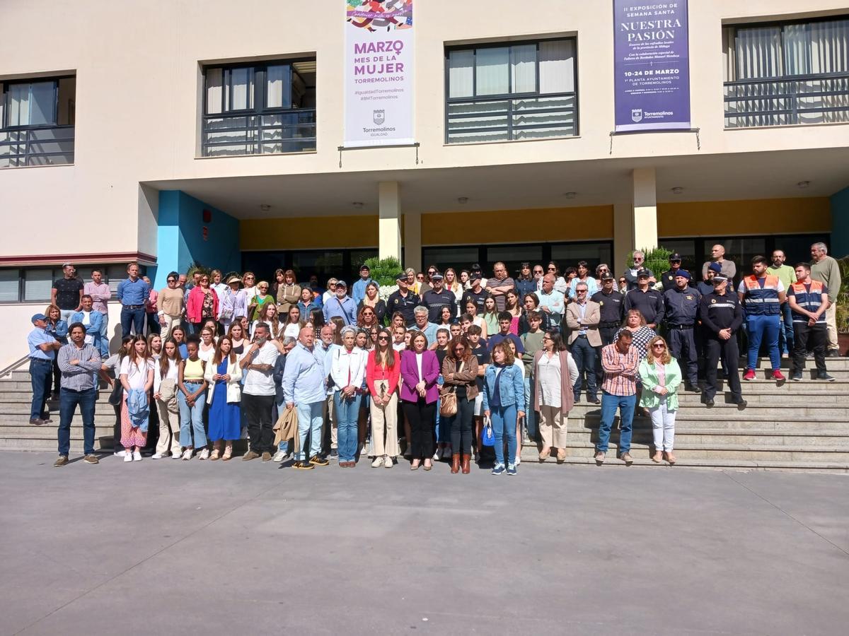 Concentración ante el Ayuntamiento de Torremolinos por la agresión sufrida por la joven de 17 años.