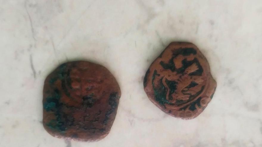 Imagen de las dos monedas, que datan de 1619 y que aparecieron en el arenal de O Coído, en el municipio de Muxía. Foto: C.G.
