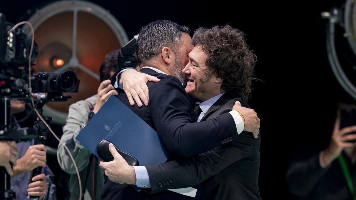 El líder de Vox, Santiago Abascal (i), y el presidente de Argentina, Javier Milei (d), durante el acto ‘Viva 24’.