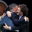 El líder de Vox, Santiago Abascal (i), y el presidente de Argentina, Javier Milei (d), durante el acto ‘Viva 24’.