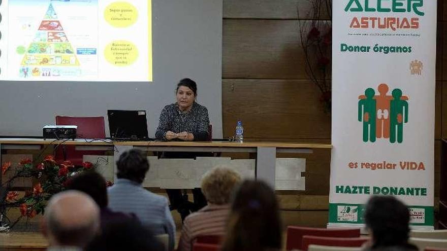 Charla de la asociación &quot;Alcer Asturias&quot; en Sama.