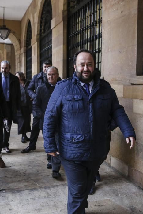 Llegada de los representantes del Real Oviedo al Ayuntamiento para tratar la situación del Tartiere