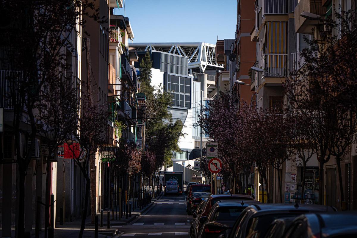 Una calle del barrio de la Riera de Cornellà, junto al estadio del Espanyol.