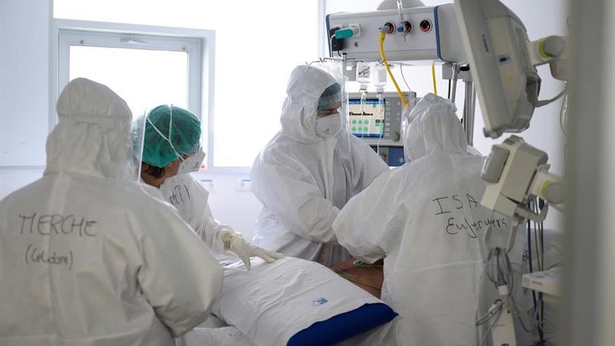 Un equipo médico atiende a un paciente con covid