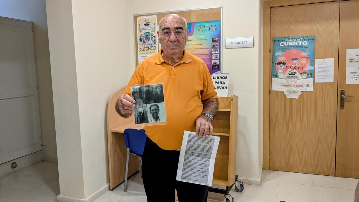 José López, muestra las fotografías y documentos de su abuelo fusilado.