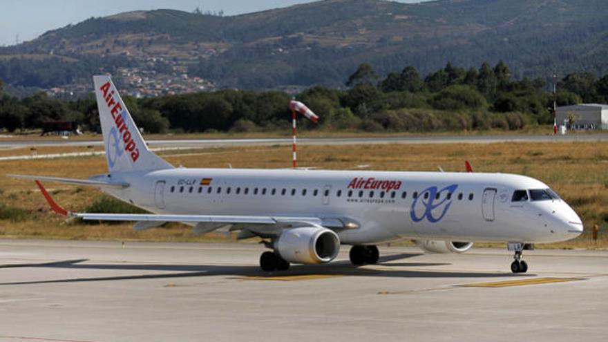 Imagen del avión de Air Europa en Peinador // J. Santomé