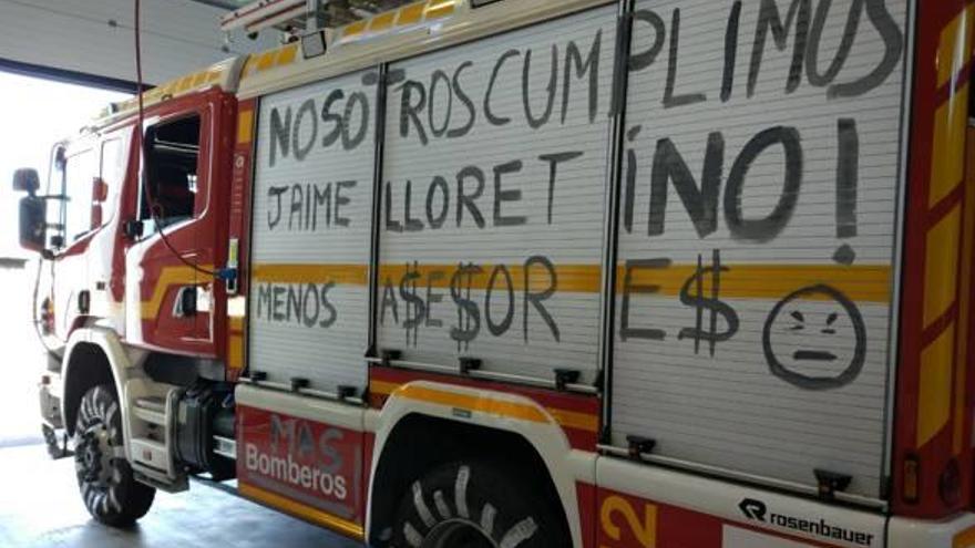 Camiones de bomberos aparecen con pintadas exigiendo más medios y «menos corrupción»