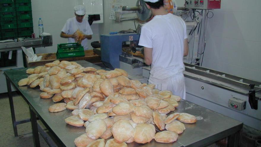 Imagen de la fabración del mollete en una fábrica de Antequera.