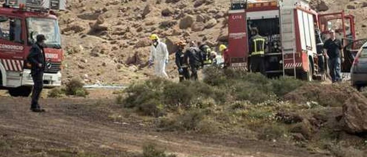 Policías y bomberos en la rofera donde se encontró el cuerpo de Juan Carlos Tejera con signos de violencia y maniatado.