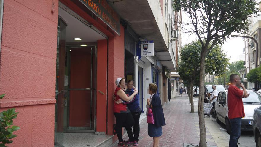 La dependienta, asustada, en la puerta del comercio