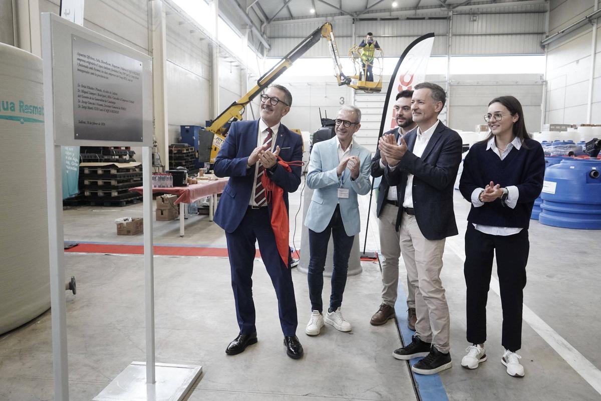 El conseller Sàmper, Josep Ginesta i Oriol Ribalta van descobrir la placa commemorativa amb els Sergi i Cristina Martí