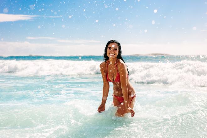 Mujer en una playa soleada