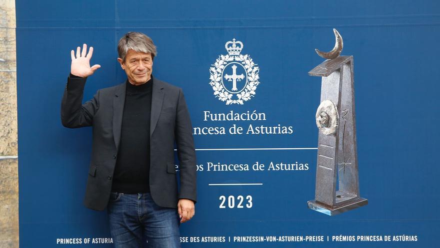 Emmanuel Carrère llega a Oviedo a recoger el premio de Ciencias Sociales a su madre