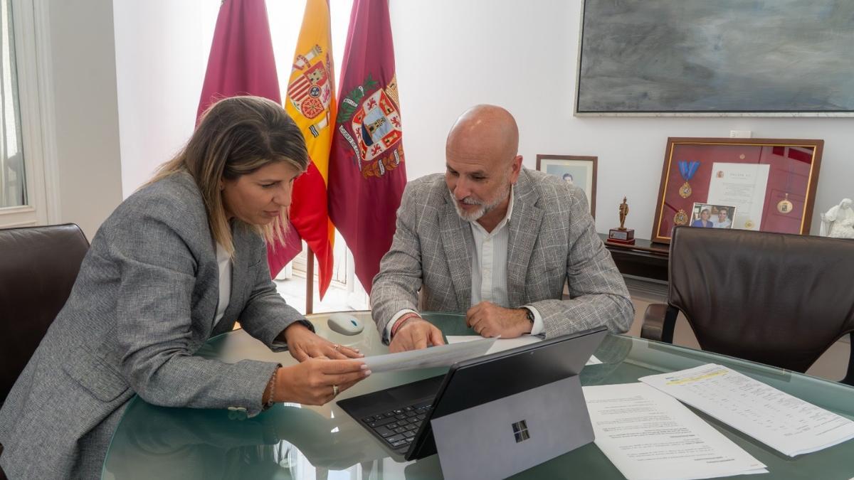 La alcaldesa de Cartagena, Noelia Arroyo, reunida con el portavoz municipal de Vox, Gonzalo López Pretel