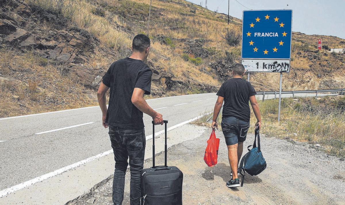 Dos joves migrants,  intentant entrar en territori de l’estat francès des de Portbou.  | DAVID APARICIO