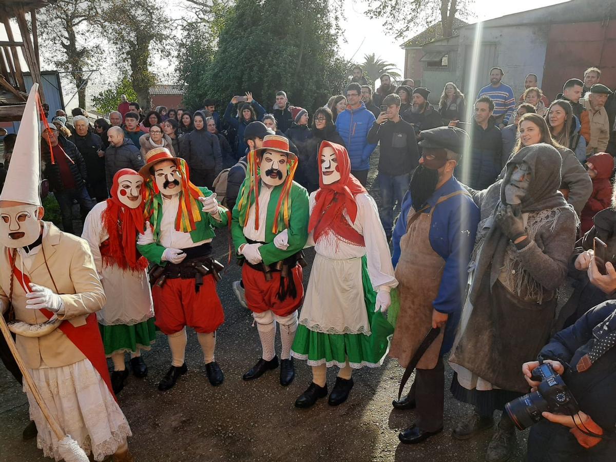 Los Aguilandeiros de San Xuan de Villapañada recorren los pueblos de Grado entre ceniza y bailes