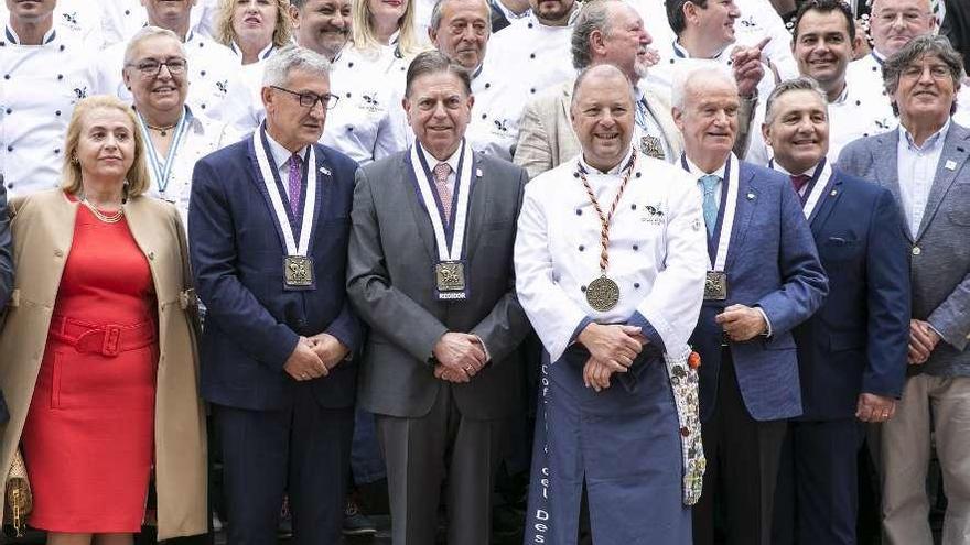 Foto de familia del VII Gran Capítulo de la Cofradía del Desarme, en la plaza Juan XXIII, el 13 de octubre. En primera fila, por la izquierda, Marta Suárez, Santiago García Granda, Alfredo Canteli, Miguel Ángel de Dios, Ramiro Fernández, Ángel Arenas y Felipe Díaz de Miranda.