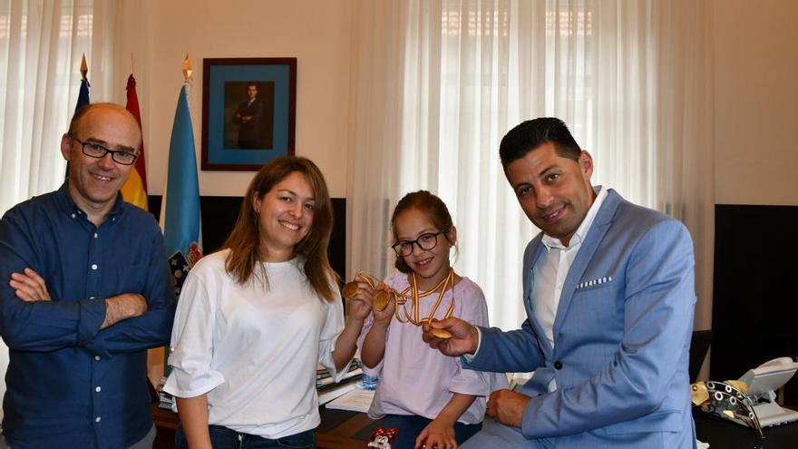 Carla, con su madre, el alcalde y el director del colegio