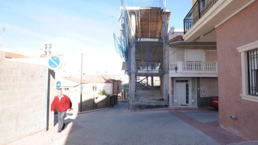 El edificio en construcción, para ocho viviendas, queda prácticamente en medio de la calle y provoca que se estreche la calzada.